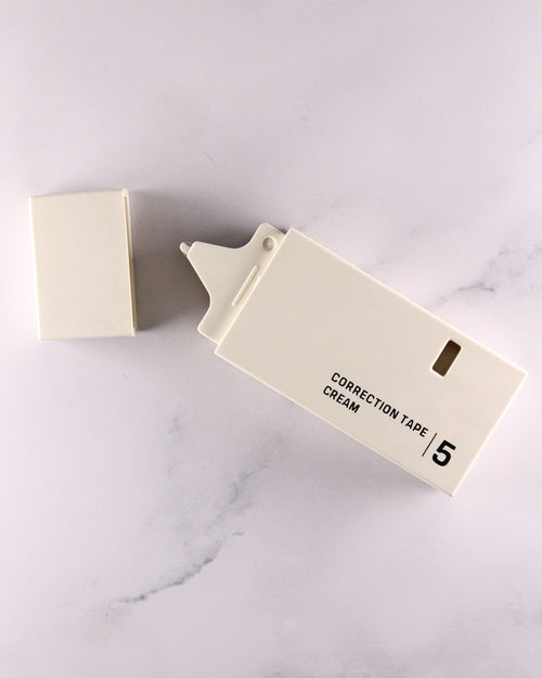 Corrector de cinta MD de Midori en color crema