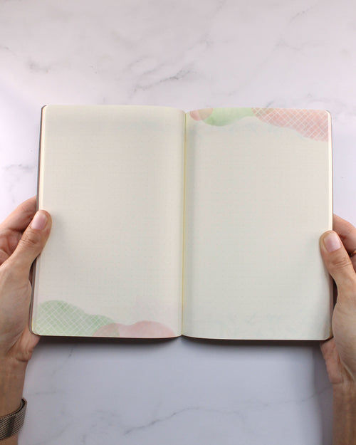 Cuaderno Yuru Log B6 de Midori abierto, con páginas de cuadrícula de puntos ilustradas