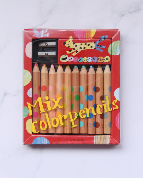 Set de 10 lápices Kokuyo Mix con dos colores mezclados en cada mina, junto a su sacapuntas