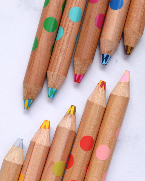 Set de 10 lápices Kokuyo Mix con dos colores mezclados en cada mina, junto a su sacapuntas